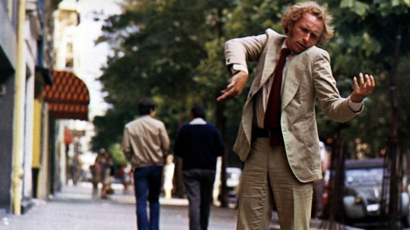 Velký blondýn s černou botou