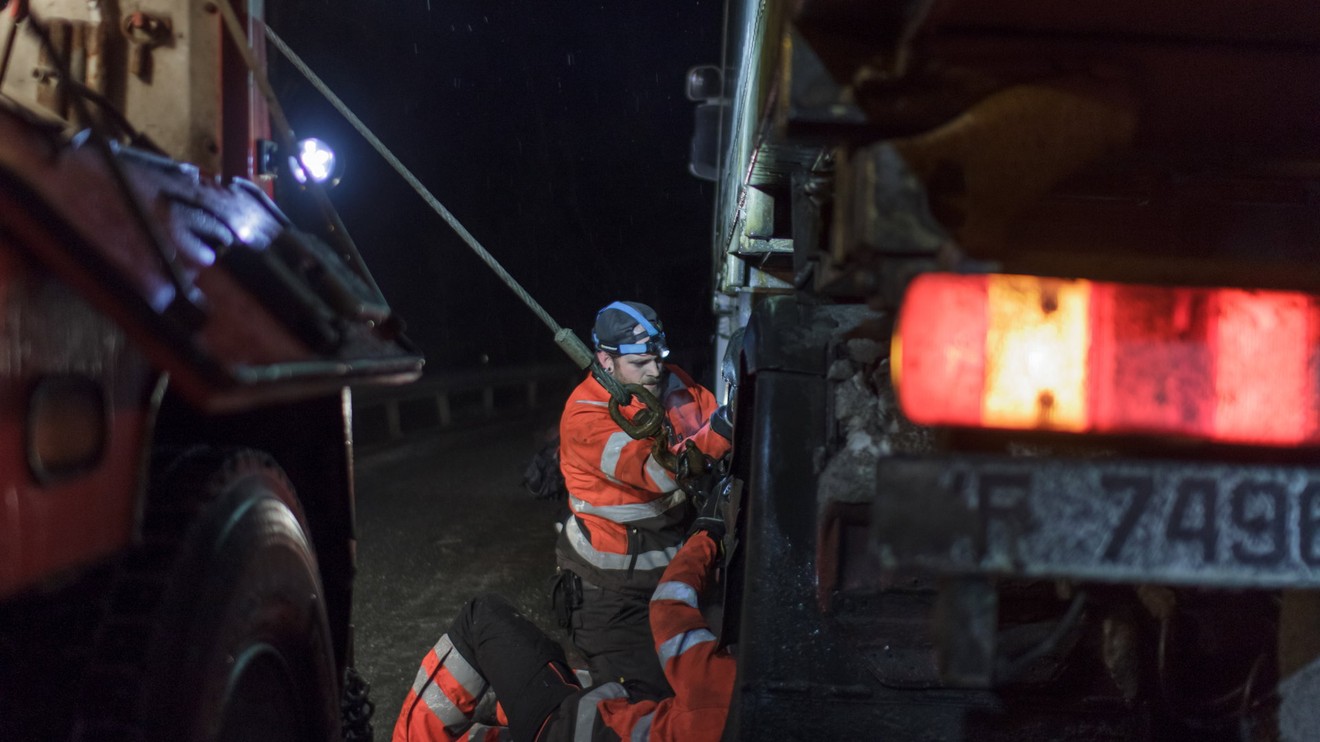 Ice Road Rescue: Highway Havoc!
