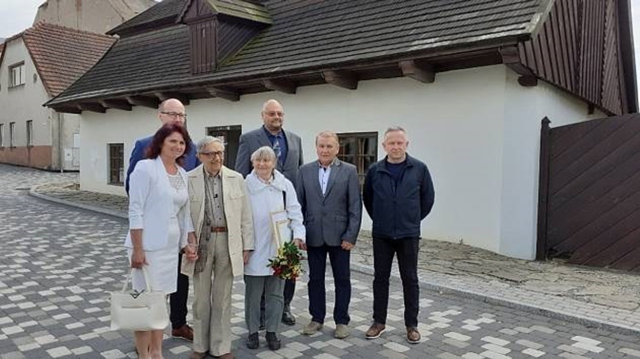 Štace Miloně Čepelky, Klobouk dolů