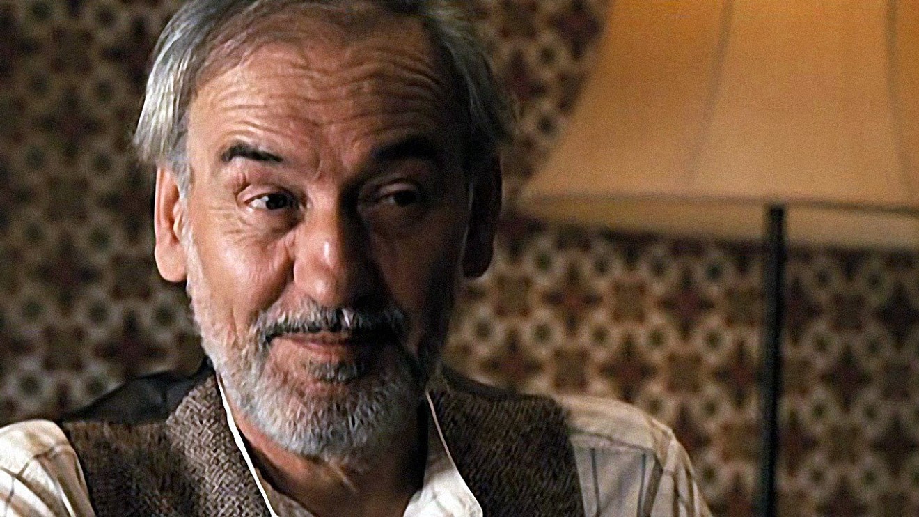 Muž s šedivými vlasy