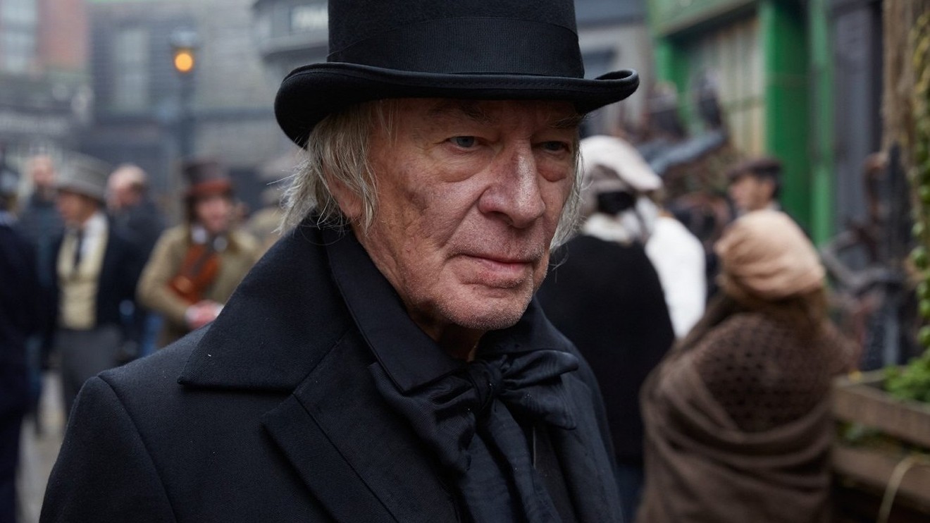 Muž, který vynalezl Vánoce, Z první řady...