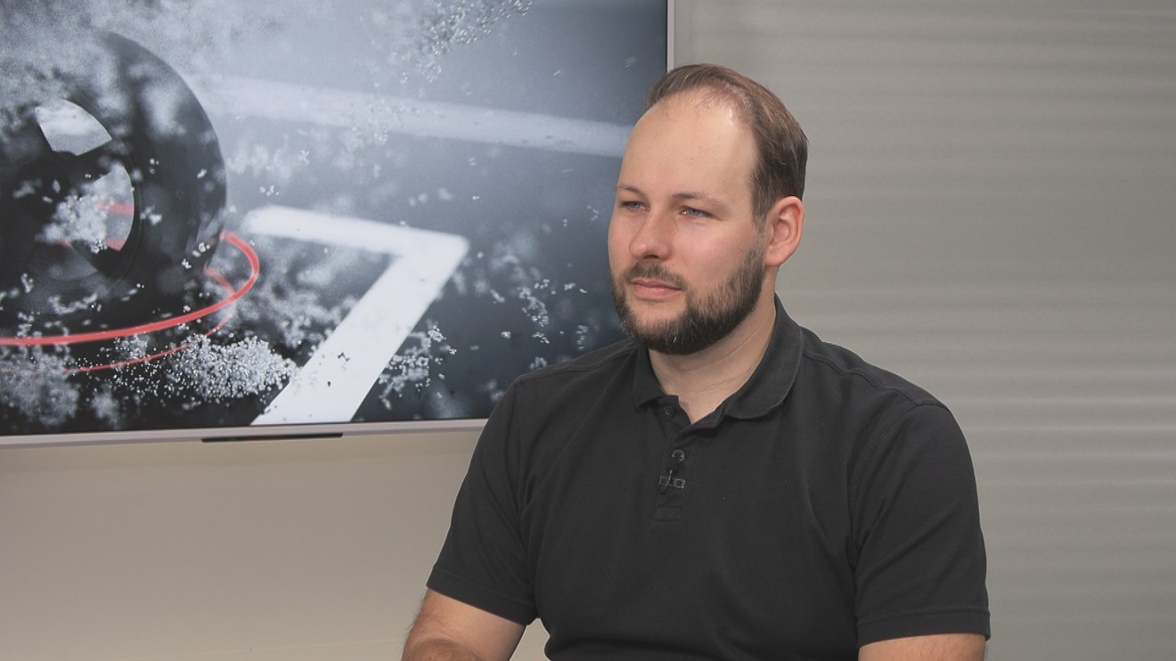 Kameraman Formule 1 o problémech s technikou na letišti a práci na okruhu