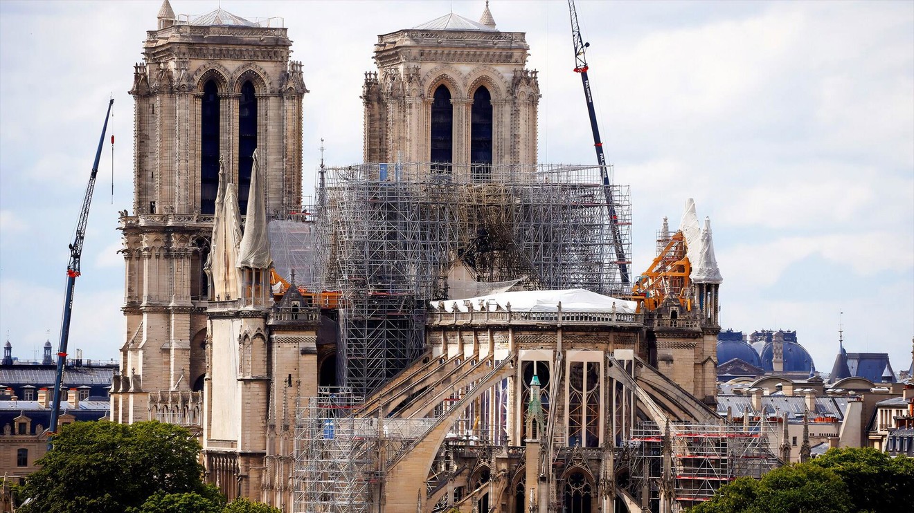 Znovuzrození Notre-Dame v Paříži, Z první řady...