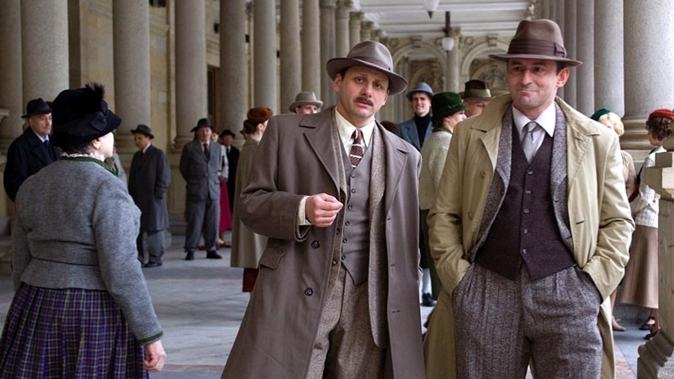 Devatenáct klavírů