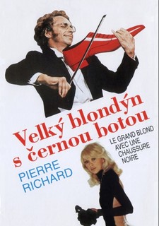Velký blondýn s černou botou