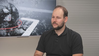 Kameraman Formule 1 o problémech s technikou na letišti a práci na okruhu